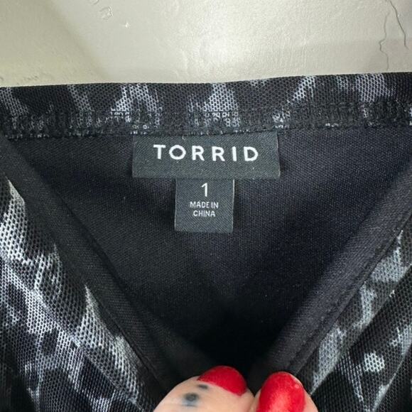 Torrid NWOT Dark Grey Leopard Print Mesh Velvet Piping V-Neck Midi Dress Size 1X - Picture 8 of 12